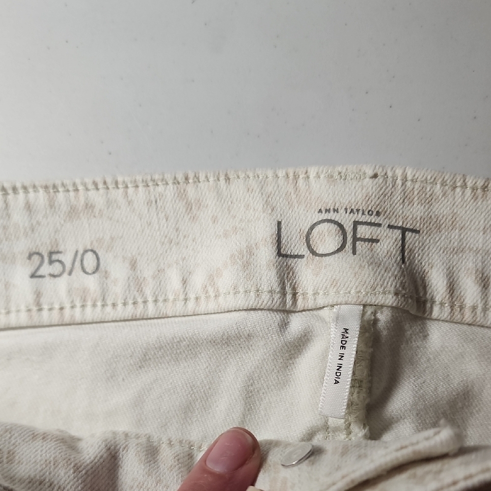 LOFT NWOT Women's Cream Patterned Jean Shorts - Picture 2 of 7
